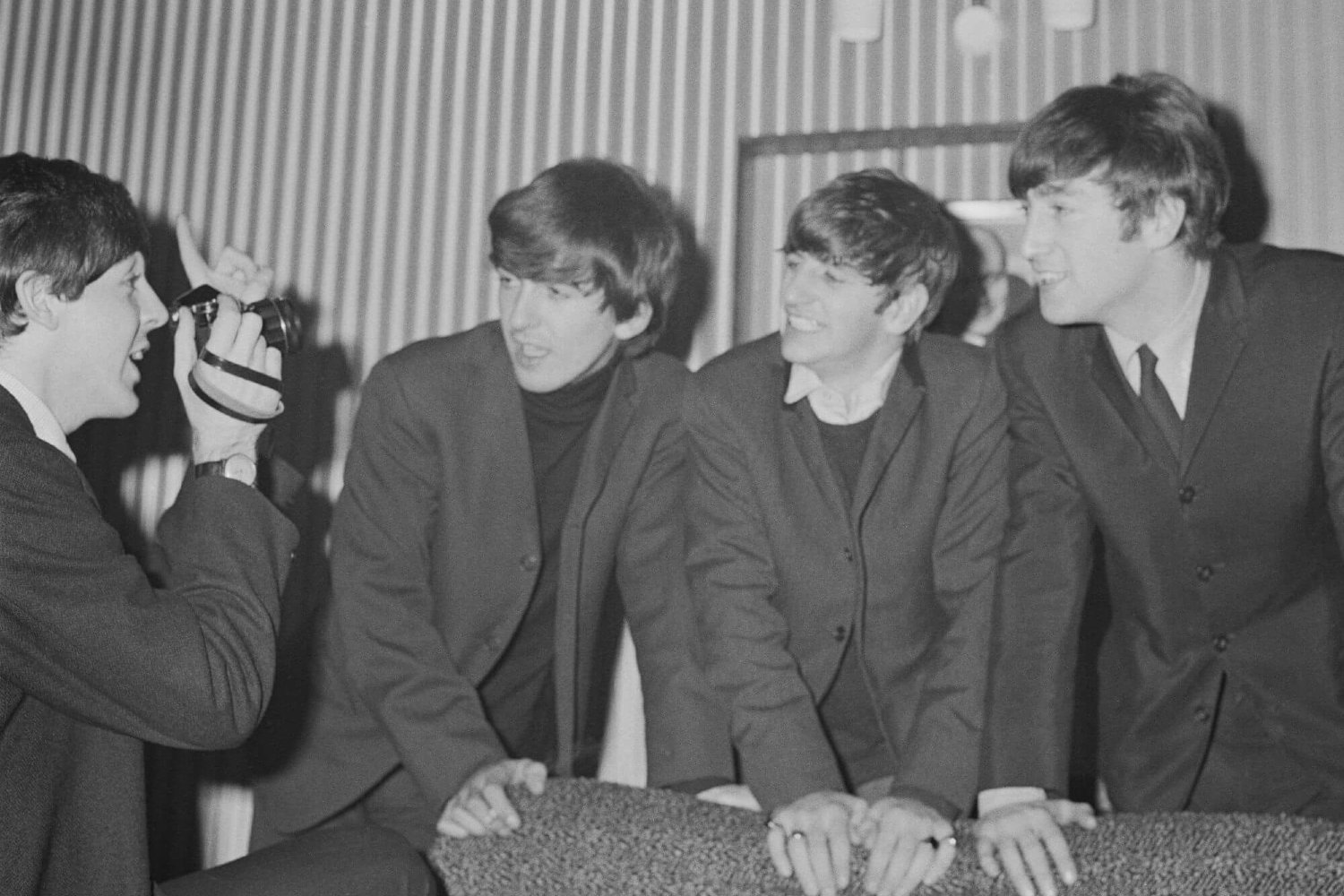 Ο Paul McCartney φωτογραφίζει τους Bealtes το 1964.